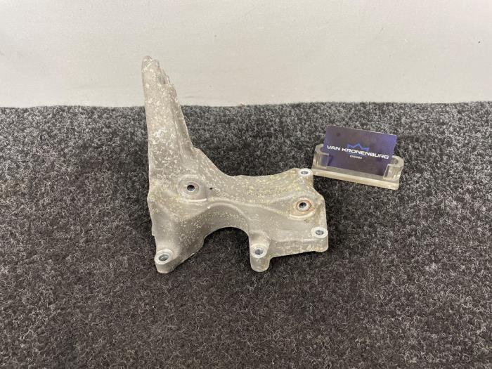 Used Engine mount Audi RS 4 Avant (B7) RS4 4.2 V8 40V Price € 25,00 Inclusive VAT offered by Van Kronenburg Engines