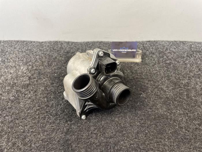 Używane Pompa wodna BMW 3 serie (E92) 335i 24V Cena € 121,00 Z VAT oferowane przez Van Kronenburg Engines