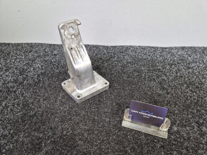 Usagé Support moteur Volvo V90 I (YV) 3.0i 24V Prix € 24,95 Prix TTC proposé par Van Kronenburg Engines