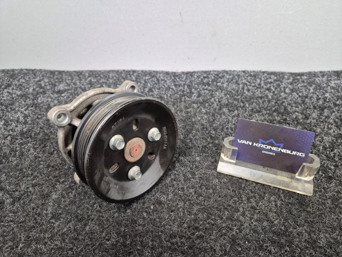 Usagé Pompe à eau Landrover Range Rover IV (LG) 4.4 SDV8 32V Prix € 39,95 Prix TTC proposé par Van Kronenburg Engines