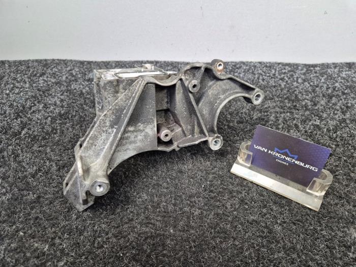 Power steering pump mounting bracket