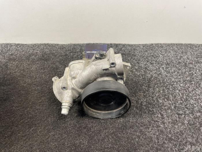 Usagé Pompe à eau BMW 5 serie (G30) M550i xDrive 4.4 V8 32V TwinPower Turbo Prix € 139,95 Prix TTC proposé par Van Kronenburg Engines