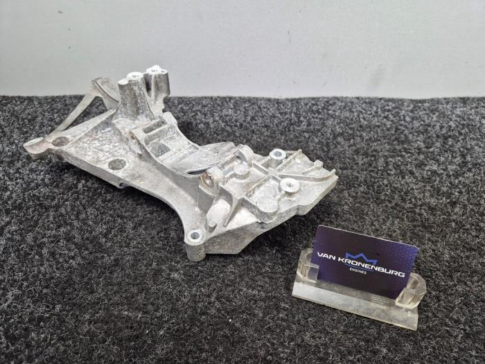 Usagé Support dynamo bas Audi RS 3 Sportback (8VA/8VF) 2.5 TFSI 20V Quattro Performance Prix € 54,45 Prix TTC proposé par Van Kronenburg Engines