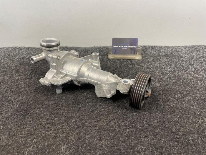 Używane Pompa wodna Mercedes A (177.0) 2.0 A-250 Turbo 16V 4Matic Cena € 60,50 Z VAT oferowane przez Van Kronenburg Engines