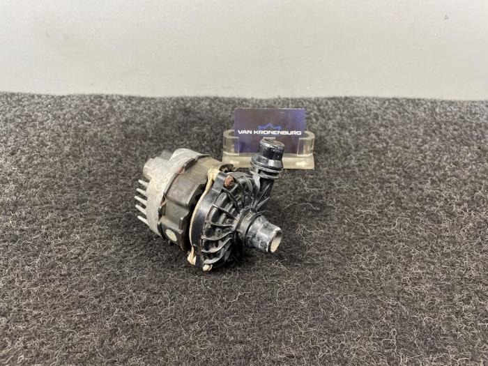 Begagnade Extra vattenpump Mercedes A-Klasse AMG (177.0) 2.0 A-45 AMG Turbo 16V 4Matic+ Pris € 60,00 Inklusive moms erbjuds av Van Kronenburg Engines