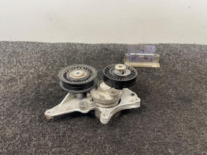 Usados Rodillo tensor correa múltiple Mercedes C AMG (C205) 4.0 C-63 AMG V8 Biturbo Precio € 79,94 IVA incluido ofrecido por Van Kronenburg Engines