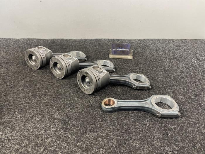 Usagé Piston Mercedes A (W176) 1.8 A-180 CDI 16V Autom. Prix € 363,00 Prix TTC proposé par Van Kronenburg Engines