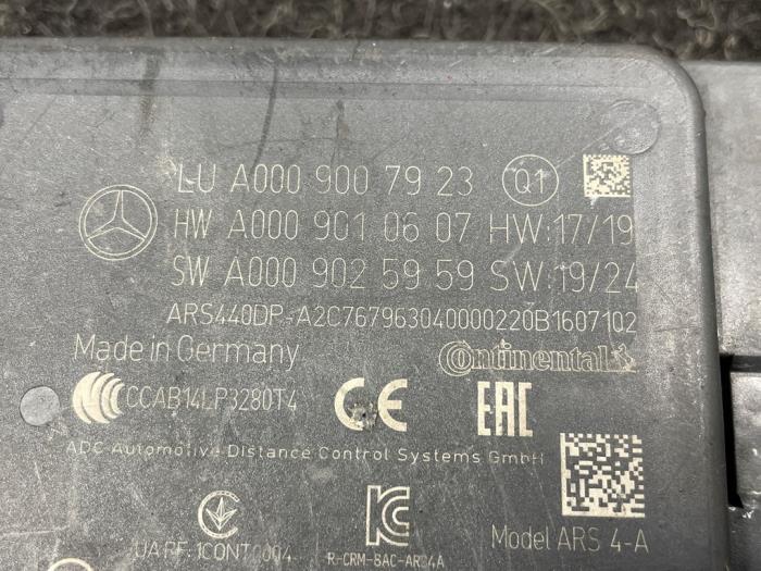 Radarsensor från en Mercedes-Benz E (W213) E-200 EQ Boost 2.0 Turbo 16V 2021