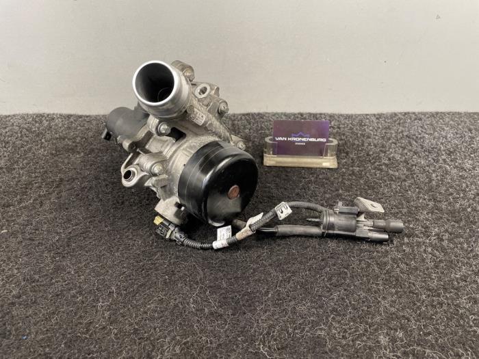 Usagé Pompe à eau Mercedes Sprinter 3,5t (907.6/910.6) 314 CDI 2.1 D FWD Prix € 121,00 Prix TTC proposé par Van Kronenburg Engines