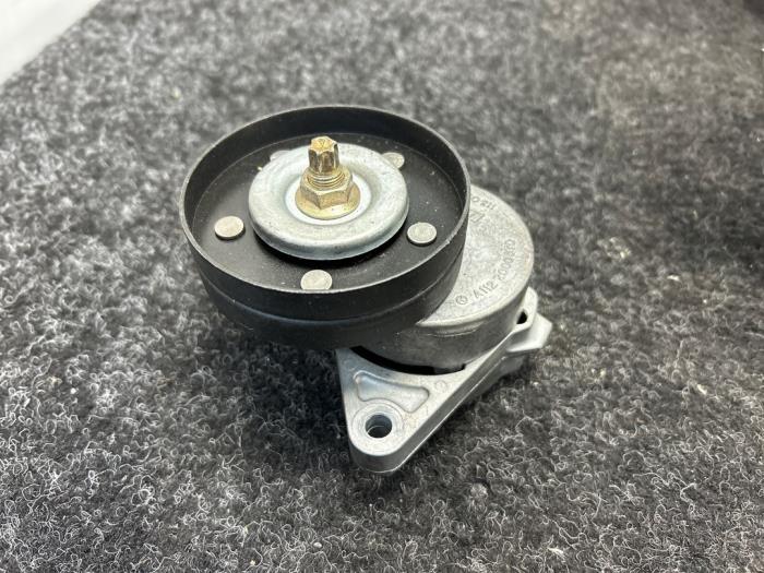 Usados Rodillo tensor correa múltiple Mercedes E-Klasse Precio € 12,10 IVA incluido ofrecido por Van Kronenburg Engines
