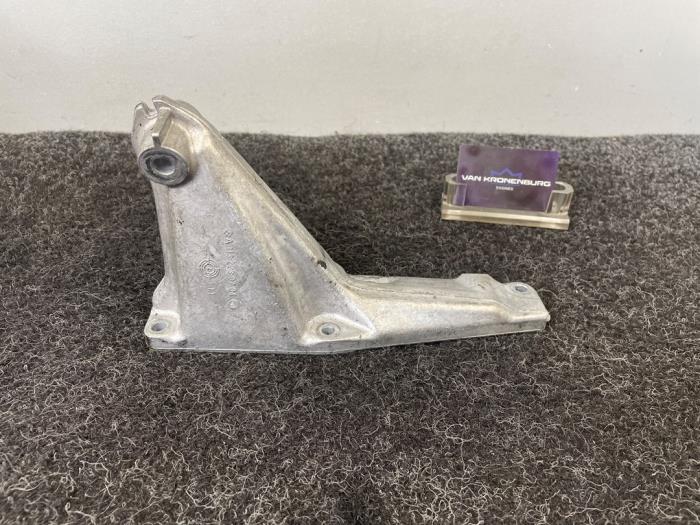 Used Engine mount Mercedes CLS (C219) 500 5.0 V8 24V Price € 34,94 Inclusive VAT offered by Van Kronenburg Engines