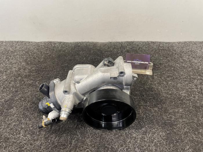Usagé Pompe à eau BMW 5 serie (G30) M550i xDrive 4.4 V8 32V TwinPower Turbo Prix € 139,95 Prix TTC proposé par Van Kronenburg Engines