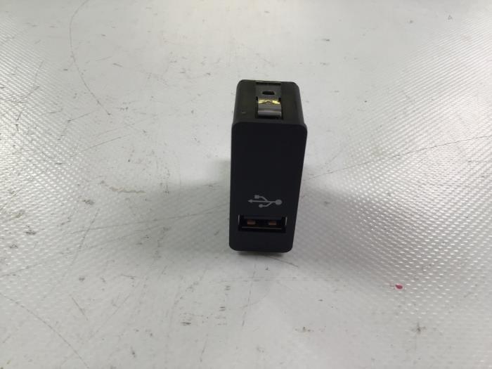 Gebrauchte Multimedia Anschluss Mini ONE Preis € 9,00 Mit Mehrwertsteuer angeboten von Autorecycling Kempers