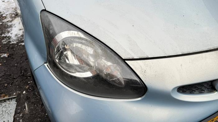 Headlight, right from a Toyota Aygo (B10) 1.0 12V VVT-i 2005