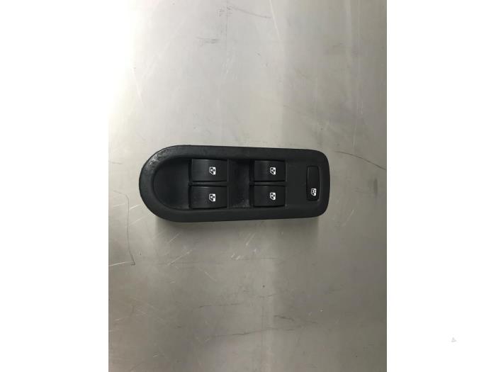 Usados Interruptor de ventanilla eléctrica Renault Scénic I (JA) 1.6 16V Precio € 50,00 Norma de margen ofrecido por Autosloperij Alexander