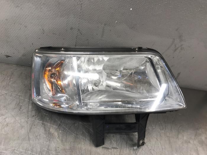 Używane Reflektor prawy Volkswagen Transporter T5 1.9 TDi Cena na żądanie oferowane przez Autosloperij Alexander