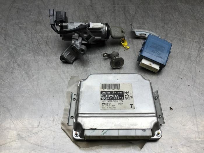 Used Ignition lock + computer Toyota Yaris (P1) 1.3 16V VVT-i Price on request offered by Autosloperij Alexander