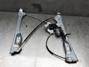 Używane Mechanizm szyby lewej przedniej wersja 4-drzwiowa Renault Clio III (BR/CR) 1.4 16V Cena na żądanie oferowane przez Autosloperij Alexander