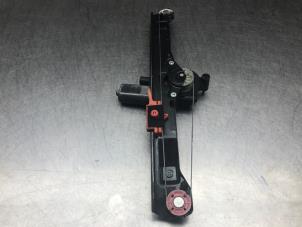 Używane Mechanizm szyby prawej przedniej wersja 4-drzwiowa Fiat Grande Punto (199) 1.4 Cena € 50,00 Procedura marży oferowane przez Autosloperij Alexander