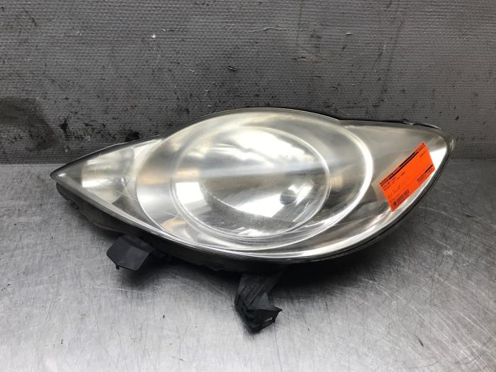 Używane Reflektor lewy Peugeot 107 1.0 12V Cena € 40,00 Procedura marży oferowane przez Autosloperij Alexander