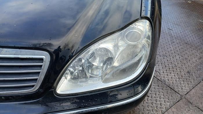 Używane Reflektor lewy Mercedes S (W220) 4.0 S-400 CDI V8 32V Cena € 300,00 Procedura marży oferowane przez Autosloperij Alexander