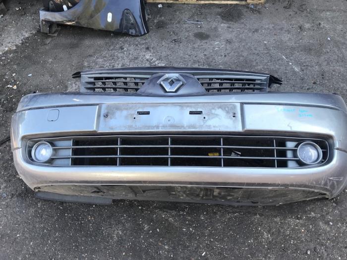 Front bumper from a Renault Scénic II (JM) 1.6 16V 2004