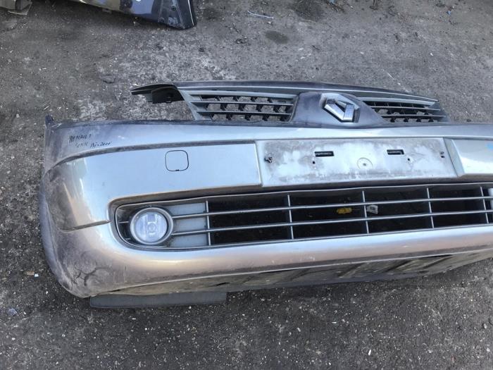Front bumper from a Renault Scénic II (JM) 1.6 16V 2004
