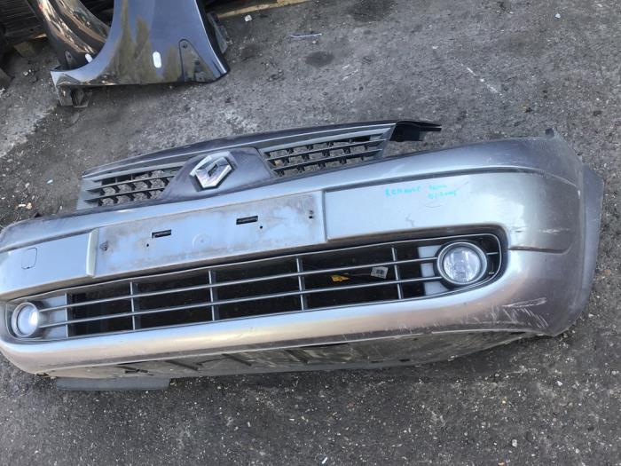 Front bumper from a Renault Scénic II (JM) 1.6 16V 2004