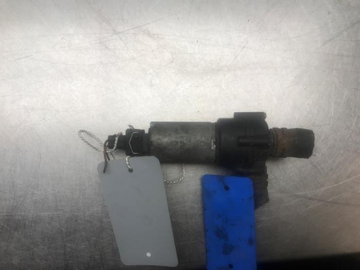 Begagnade Extra vattenpump Volkswagen Transporter T4 2.4 D Pris på förfrågan erbjuds av Autosloperij Alexander
