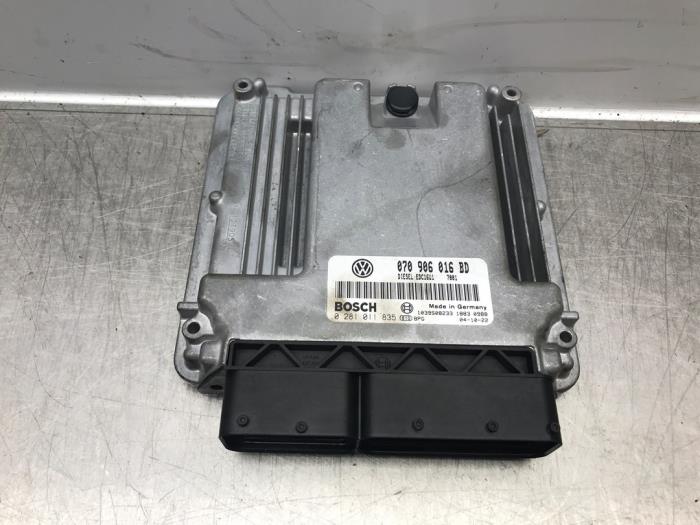 Engine management computer from a Volkswagen Multivan T5 (7E/7HC/7HF/7HM) 2.5 TDi 2005