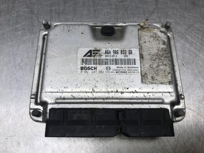 Engine management computer from a Seat Alhambra (7V8/9) 2.0 2006