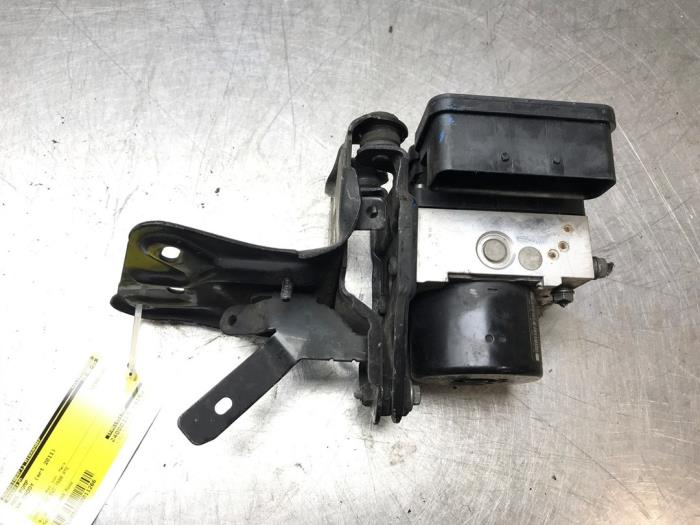 Begagnade ABS-pump Volkswagen Caddy III (2KA,2KH,2CA,2CH) 1.6 TDI 16V Pris på förfrågan erbjuds av Autosloperij Alexander