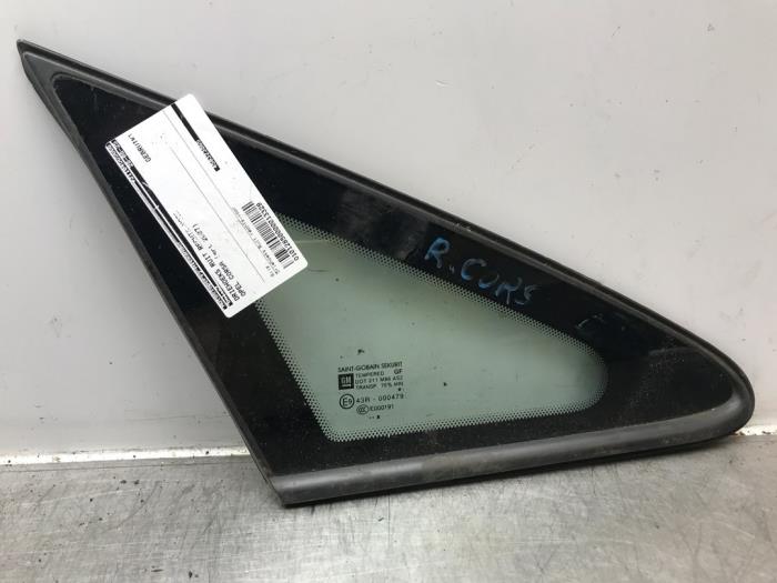 Usados Ventanilla triangular derecha delante Opel Corsa D 1.2 16V Precio € 50,00 Norma de margen ofrecido por Autosloperij Alexander
