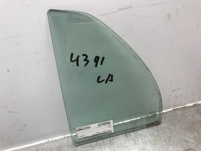 Usados Ventanilla triangular izquierda detrás Toyota Yaris II (P9) 1.3 16V VVT-i Precio de solicitud ofrecido por Autosloperij Alexander