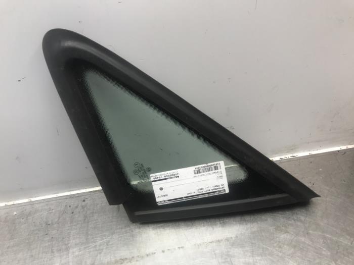 Usados Ventanilla triangular derecha delante Volkswagen Caddy III (2KA,2KH,2CA,2CH) 1.9 TDI Precio € 35,00 Norma de margen ofrecido por Autosloperij Alexander