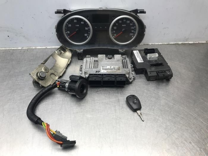 Used Ignition lock + computer Renault Trafic New (FL) 2.5 dCi 16V 145 Price € 250,00 Margin scheme offered by Autosloperij Alexander