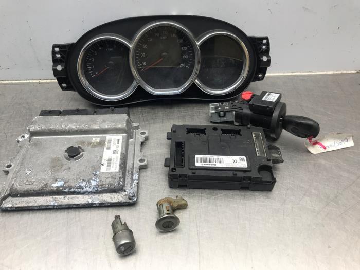 Used Ignition lock + computer Dacia Sandero II 0.9 TCE 12V Price on request offered by Autosloperij Alexander