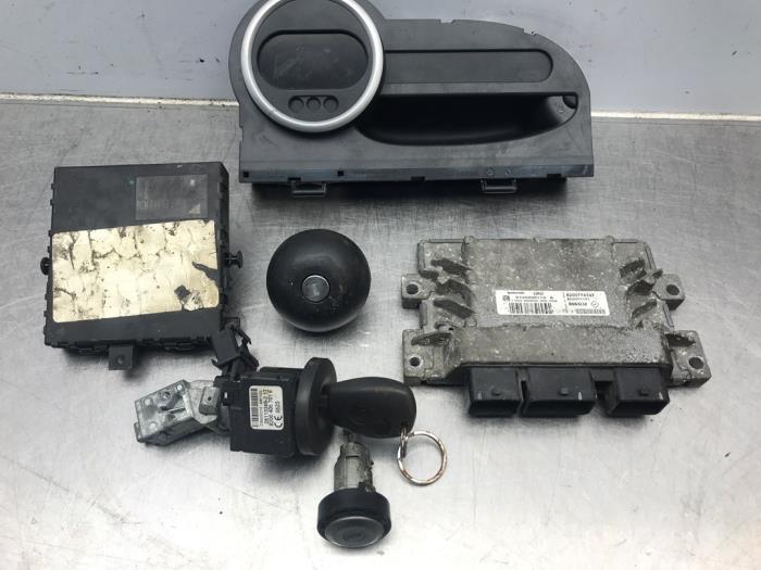 Used Ignition lock + computer Renault Twingo II (CN) 1.2 16V Price on request offered by Autosloperij Alexander