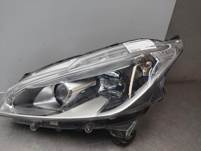Używane Reflektor lewy Peugeot 208 I (CA/CC/CK/CL) 1.2 Vti 12V PureTech 82 Cena € 350,00 Procedura marży oferowane przez Autosloperij Alexander