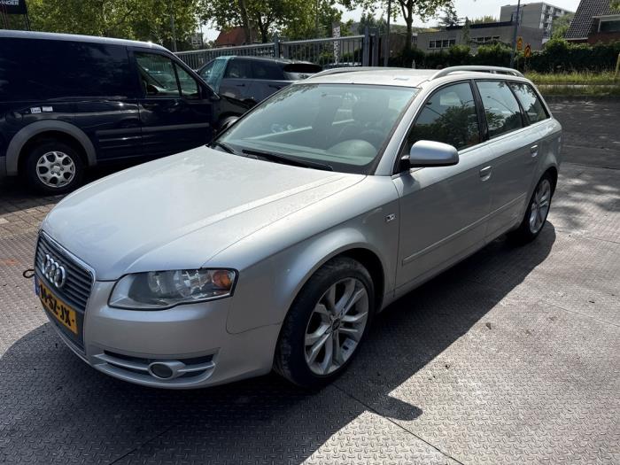 Używane Reflektor prawy Audi A4 Avant (B7) 2.0 TFSI 20V Cena na żądanie oferowane przez Autosloperij Alexander
