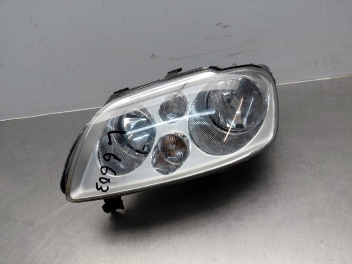 Używane Reflektor lewy Volkswagen Touran (1T1/T2) Cena na żądanie oferowane przez Autosloperij Alexander