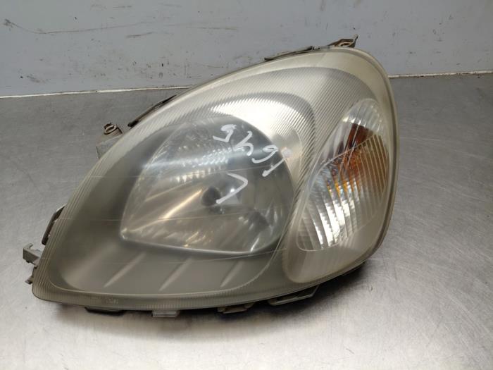 Używane Reflektor lewy Toyota Yaris (P1) 1.0 16V VVT-i Cena na żądanie oferowane przez Autosloperij Alexander