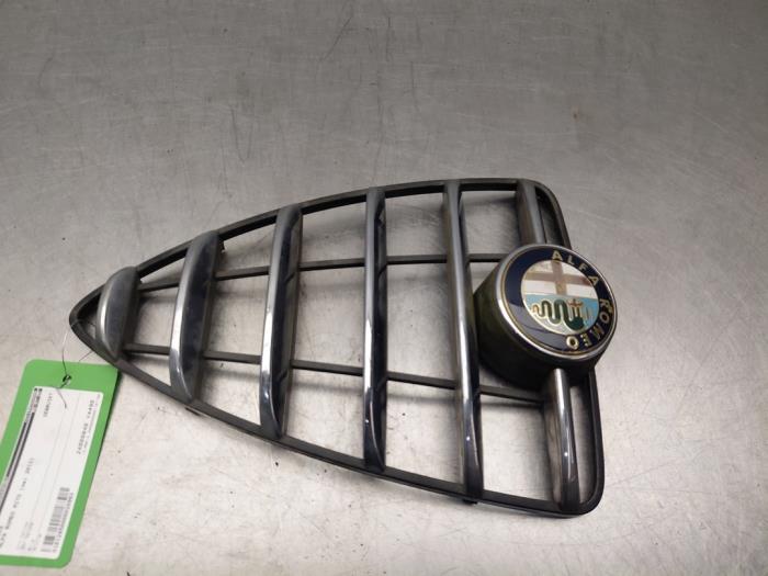 Używane Grill Alfa Romeo MiTo (955) 1.3 JTDm 16V Eco Cena € 99,00 Procedura marży oferowane przez Autosloperij Alexander