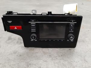 Używane Radioodtwarzacz CD Honda Jazz (GK) 1.3 -i-VTEC 16V Cena € 193,60 Z VAT oferowane przez Autohandel Didier