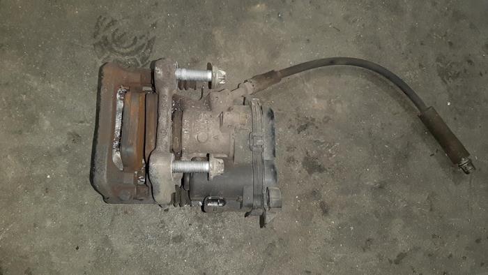 Rear brake calliperholder, left from a Mercedes-Benz A (W176) 1.6 A-180 16V 2015