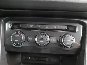 Używane Panel sterowania klimatyzacji Volkswagen Tiguan (AD1) 2.0 TDI 16V BlueMotion Technology SCR Cena € 127,05 Z VAT oferowane przez Autohandel Didier
