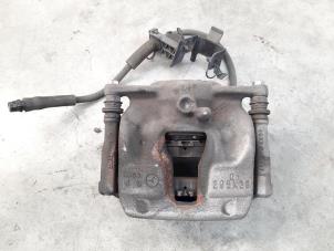 Used Front brake calliperholder, left Mercedes CLA (117.3) 1.6 CLA-180 16V Price € 66,55 Inclusive VAT offered by Autohandel Didier