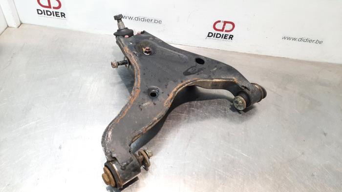 Front lower wishbone, left from a Mitsubishi L-200 2.4 Clean Diesel 4WD 2018
