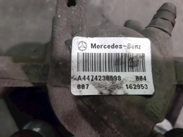 Pinza de freno izquierda detrás de un Mercedes-Benz Vito (447.6) 2.2 116 CDI 16V 2017
