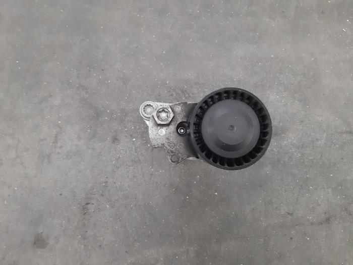 Usados Rodillo tensor correa múltiple Skoda Fabia III (NJ3) 1.0 12V Precio € 60,50 IVA incluido ofrecido por Autohandel Didier